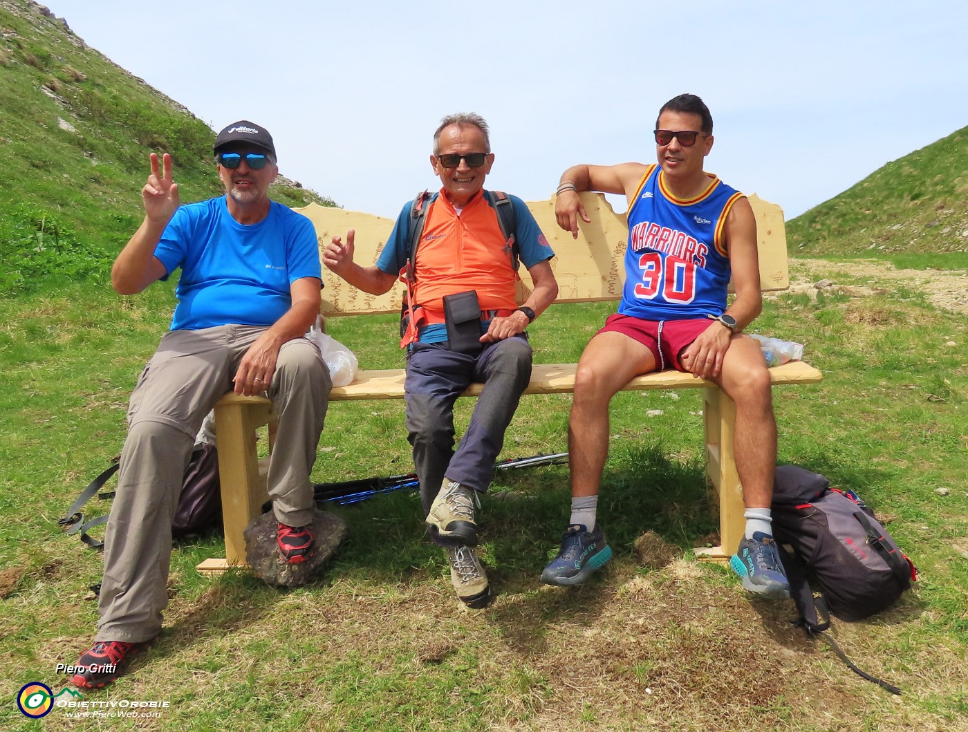 Sulla comoda panchina del Passo San Simone (2015 m)